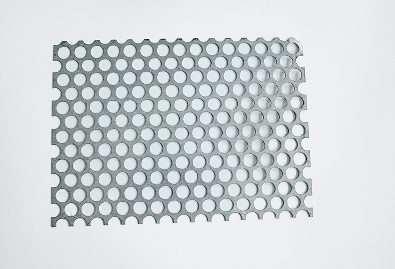 ورقة معدنية مثقبة